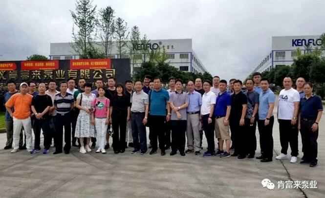 与会人员在遵义三亚俊泽自然资源开发有限公司有限公司大门口合影留念